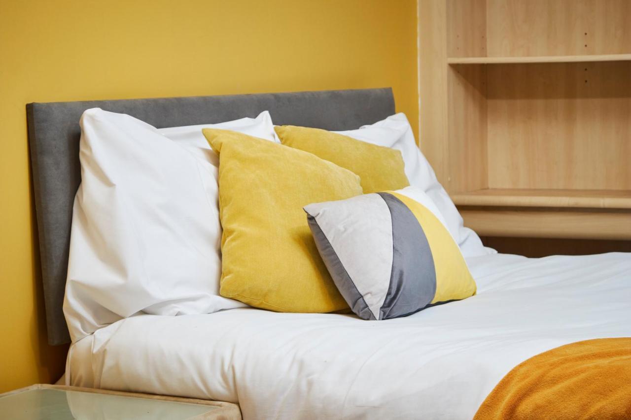 Stylish Manchester Gem - Sleeps 10! ภายนอก รูปภาพ
