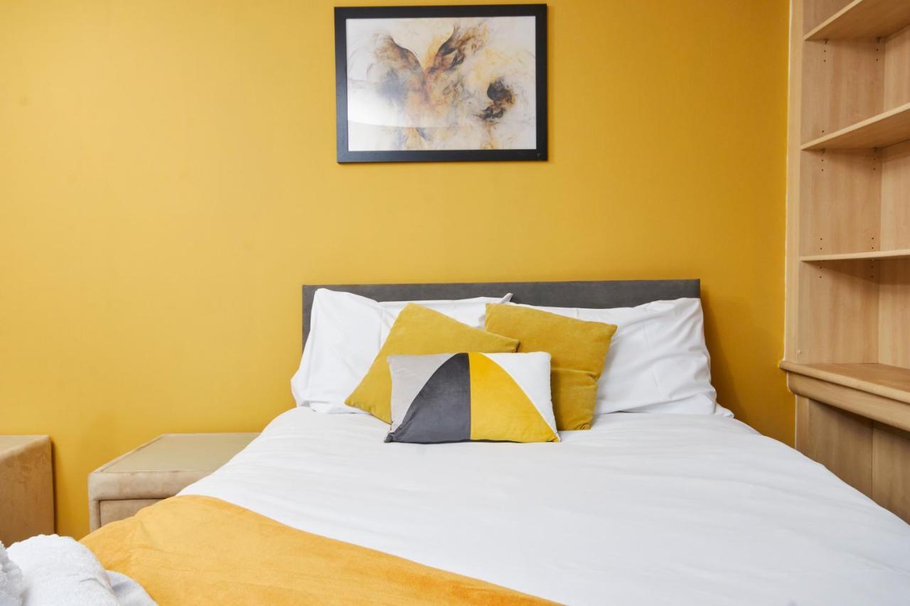 Stylish Manchester Gem - Sleeps 10! ภายนอก รูปภาพ